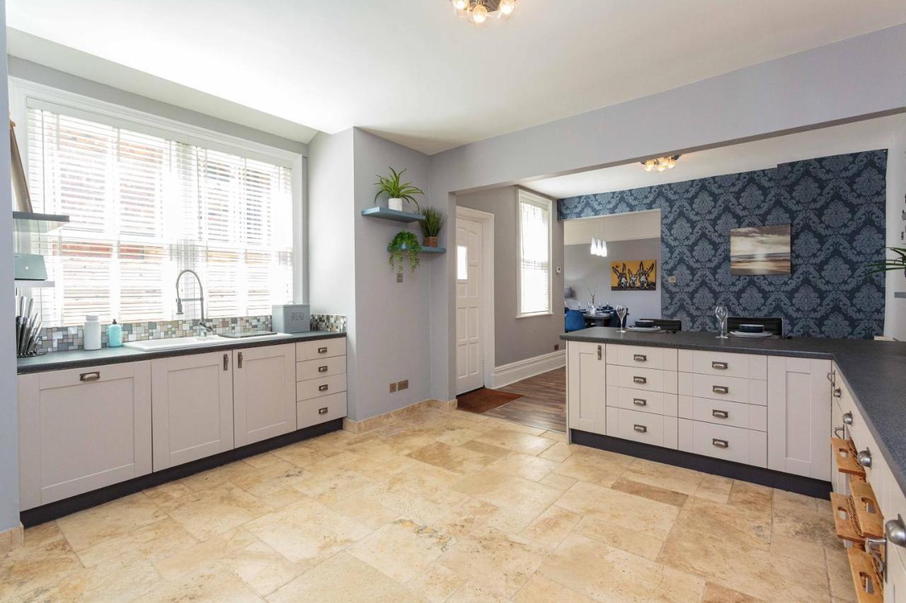 Stylish Lytham 5 Bedroom 3 Bathroom House With Hot Tub Lytham St Annes Exterior foto